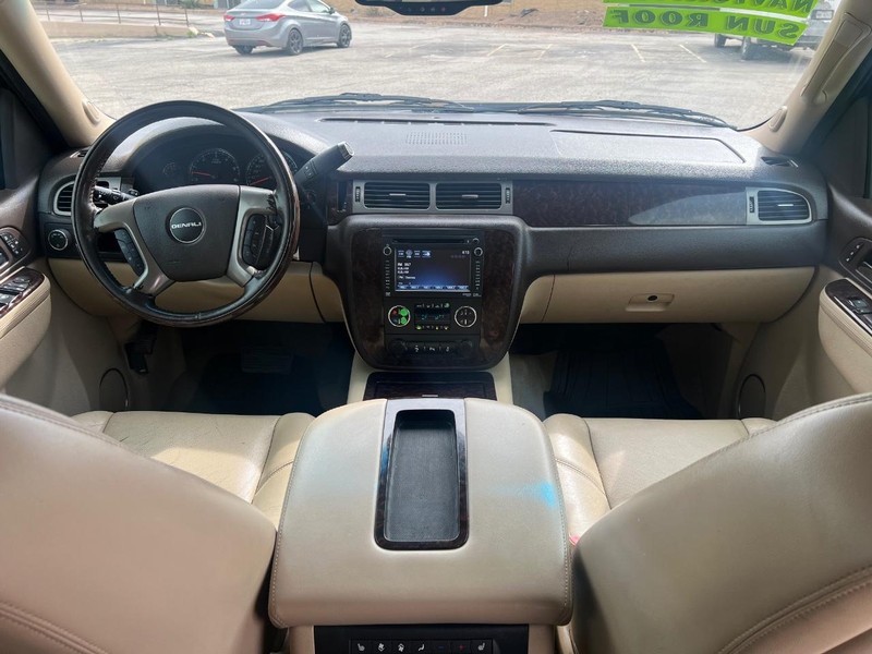 GMC Yukon XL Vehicle Full-screen Gallery Image 13