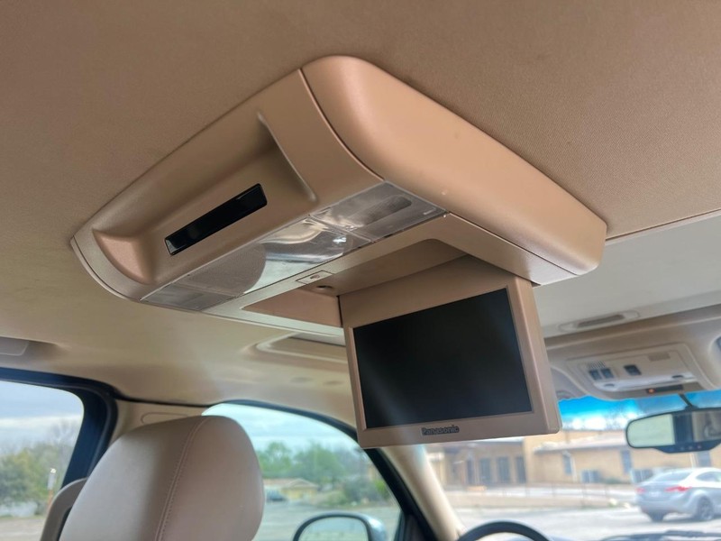 GMC Yukon XL Vehicle Full-screen Gallery Image 14