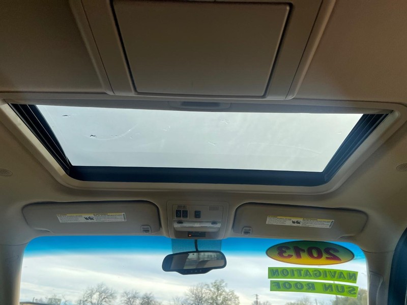 GMC Yukon XL Vehicle Full-screen Gallery Image 15