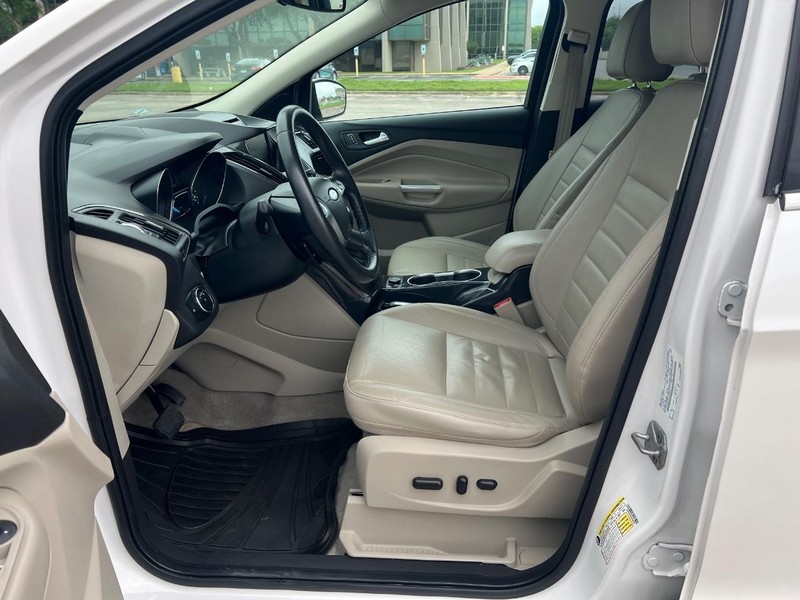 Ford Escape Vehicle Full-screen Gallery Image 8