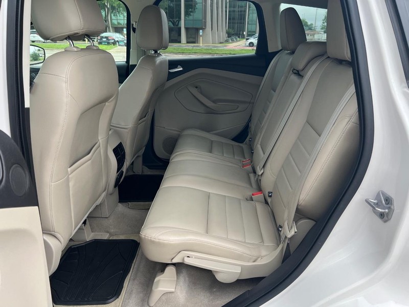 Ford Escape Vehicle Full-screen Gallery Image 9