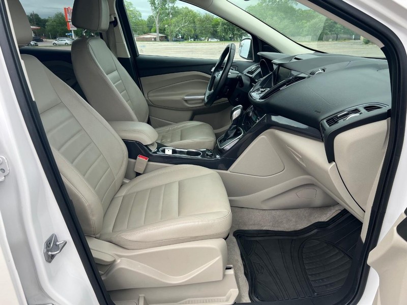 Ford Escape Vehicle Full-screen Gallery Image 10