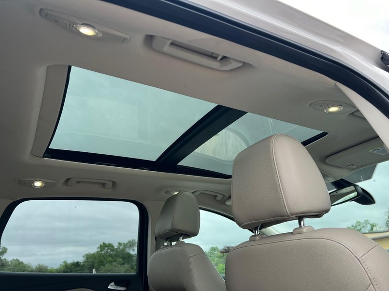 Ford Escape Vehicle Full-screen Gallery Image 12