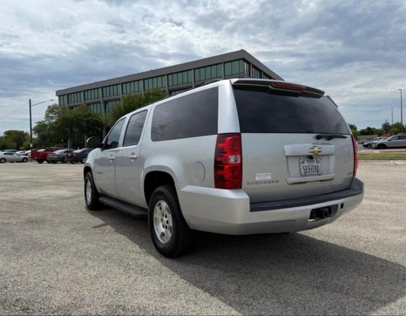 Chevrolet Suburban Vehicle Full-screen Gallery Image 7