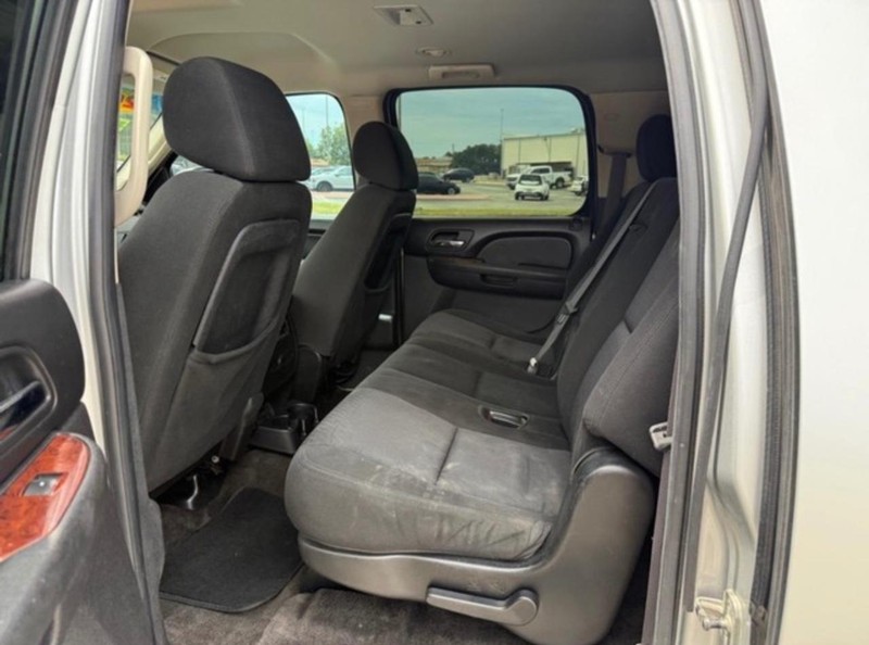 Chevrolet Suburban Vehicle Full-screen Gallery Image 9