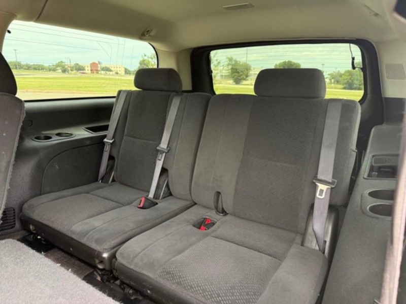 Chevrolet Suburban Vehicle Full-screen Gallery Image 10