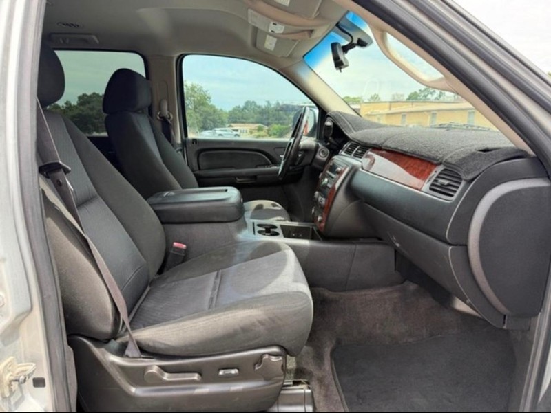 Chevrolet Suburban Vehicle Full-screen Gallery Image 11