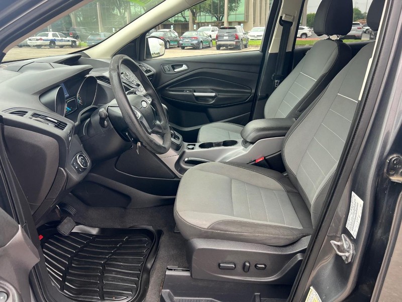 Ford Escape Vehicle Full-screen Gallery Image 08