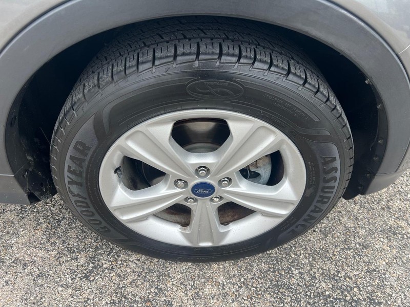 Ford Escape Vehicle Full-screen Gallery Image 12