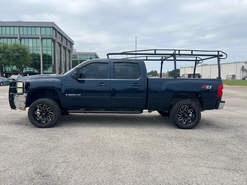 Chevrolet Silverado 2500HD Vehicle Full-screen Gallery Image 2