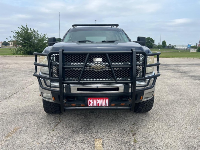 Chevrolet Silverado 2500HD Vehicle Full-screen Gallery Image 3