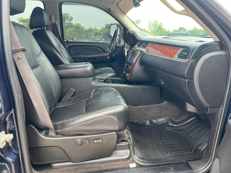 Chevrolet Silverado 2500HD Vehicle Full-screen Gallery Image 10