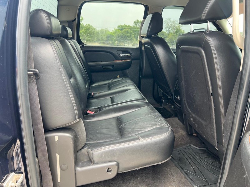 Chevrolet Silverado 2500HD Vehicle Full-screen Gallery Image 11