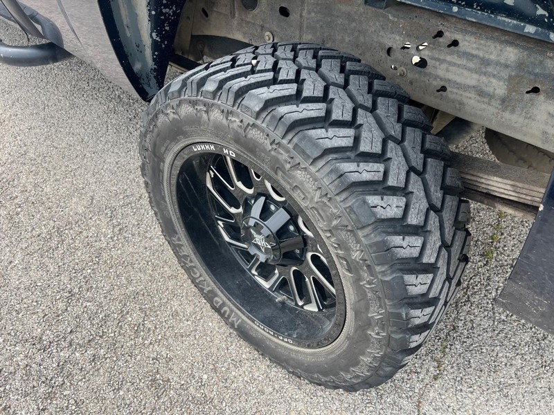 Chevrolet Silverado 2500HD Vehicle Full-screen Gallery Image 13