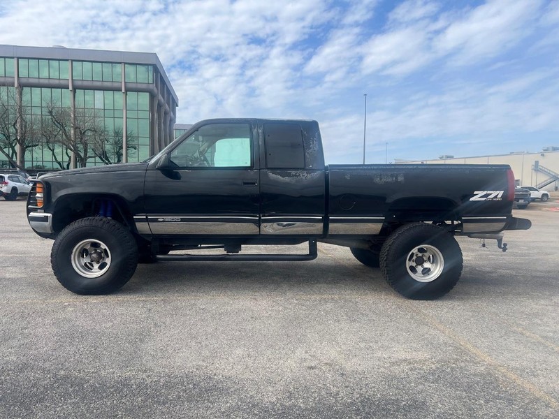 Chevrolet C/K 1500 Vehicle Full-screen Gallery Image 2