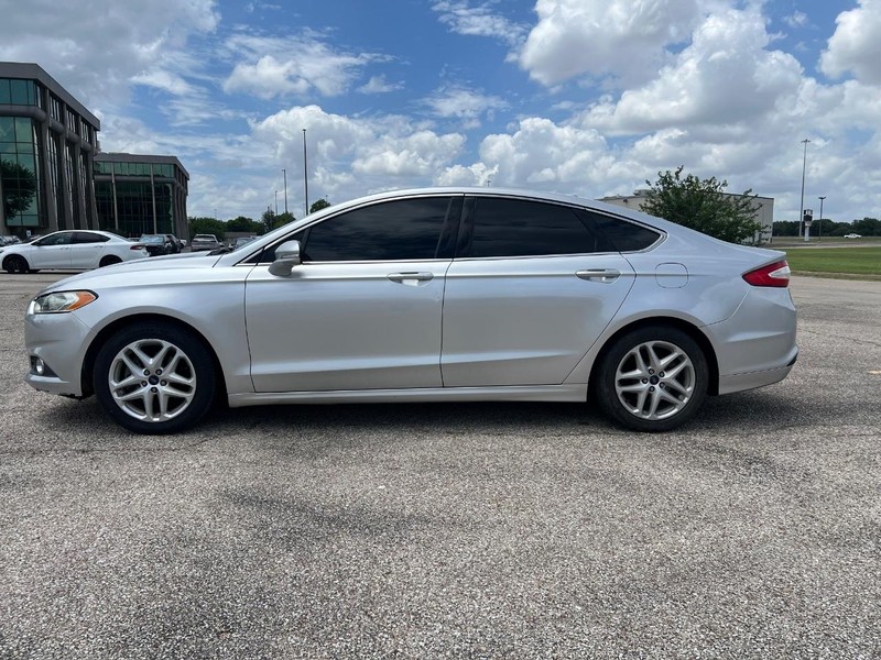 Ford Fusion Vehicle Full-screen Gallery Image 02