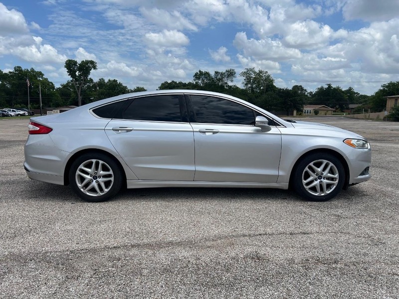 Ford Fusion Vehicle Full-screen Gallery Image 05