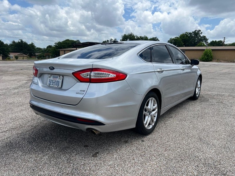 Ford Fusion Vehicle Full-screen Gallery Image 06