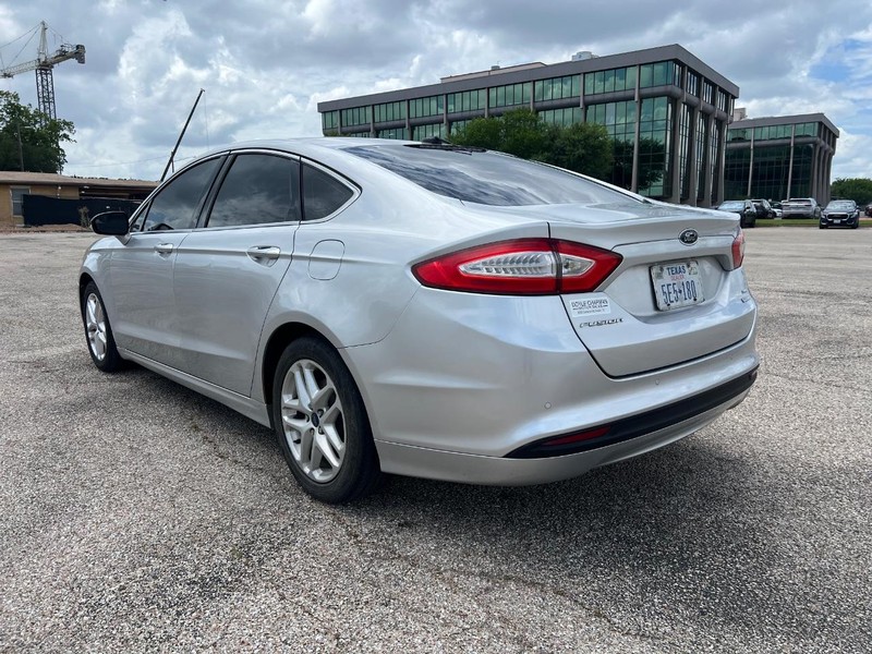Ford Fusion Vehicle Full-screen Gallery Image 07