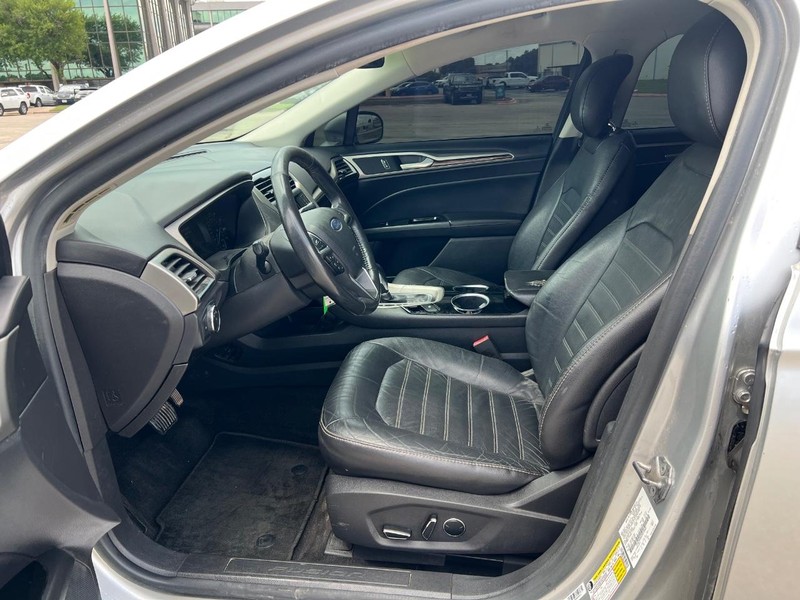 Ford Fusion Vehicle Full-screen Gallery Image 08