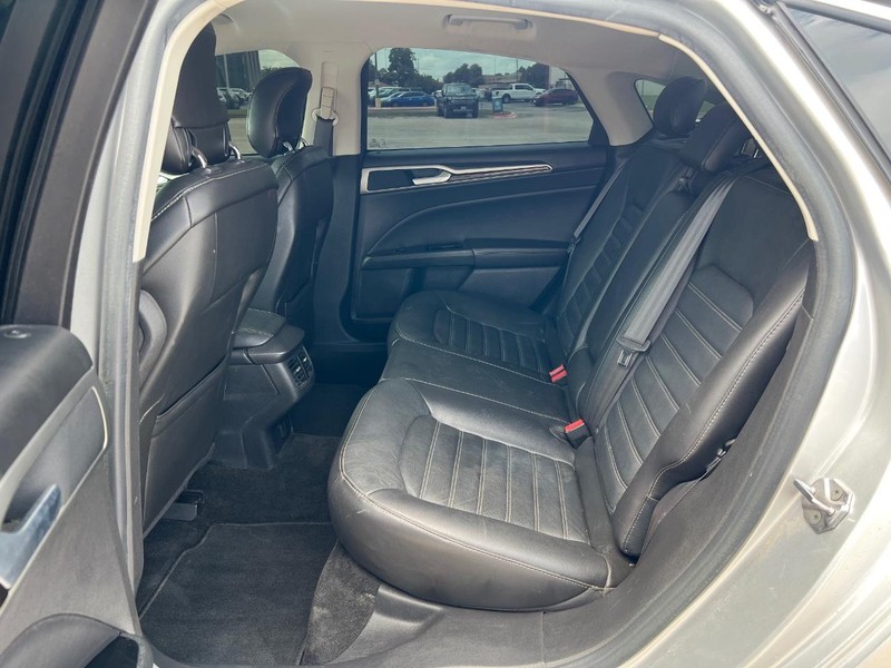 Ford Fusion Vehicle Full-screen Gallery Image 09