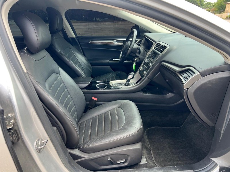 Ford Fusion Vehicle Full-screen Gallery Image 10
