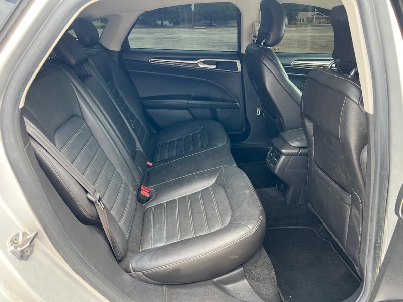 Ford Fusion Vehicle Full-screen Gallery Image 11