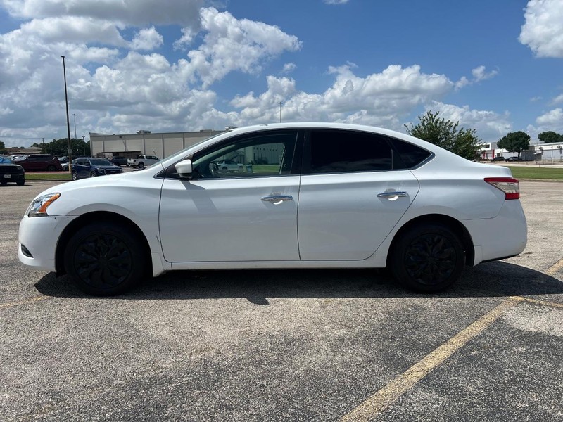 Nissan Sentra Vehicle Full-screen Gallery Image 2