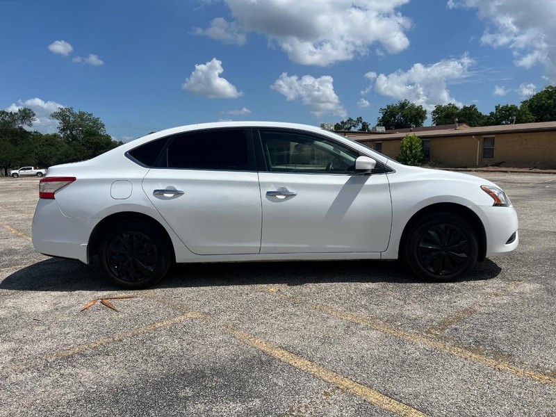 Nissan Sentra Vehicle Full-screen Gallery Image 5