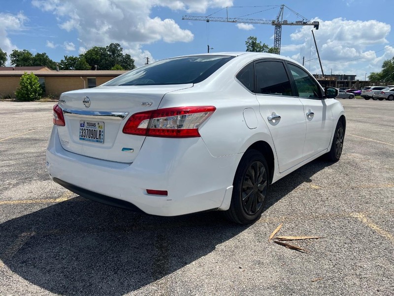 Nissan Sentra Vehicle Full-screen Gallery Image 6