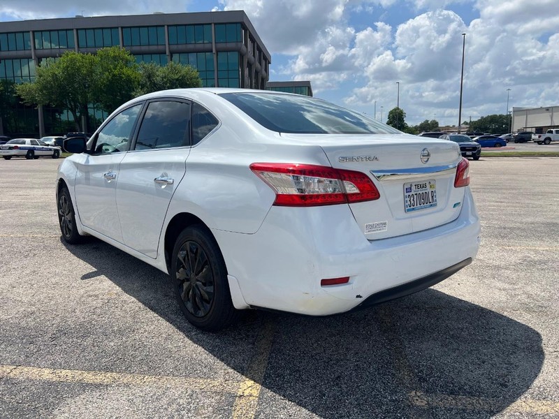 Nissan Sentra Vehicle Full-screen Gallery Image 7