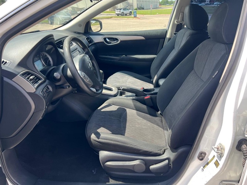 Nissan Sentra Vehicle Full-screen Gallery Image 8