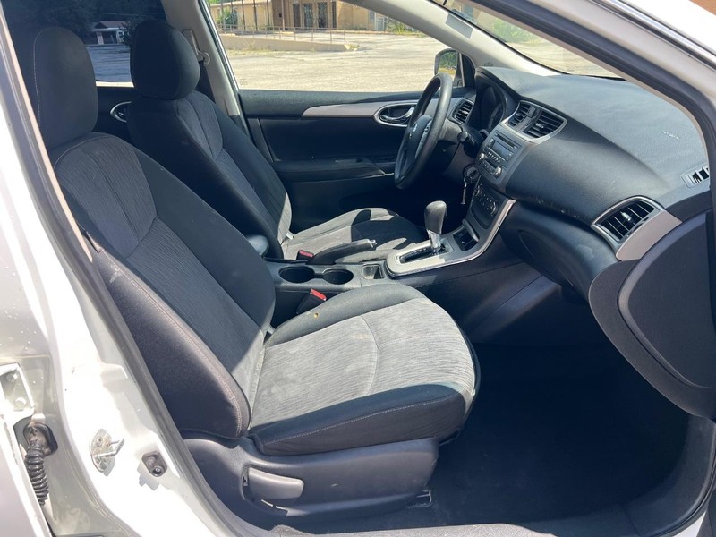 Nissan Sentra Vehicle Full-screen Gallery Image 10