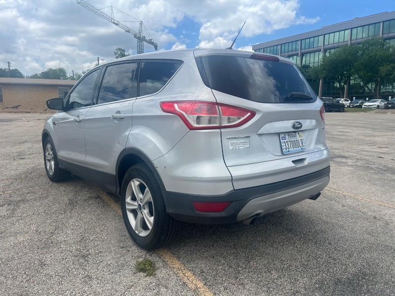 Ford Escape Vehicle Full-screen Gallery Image 07