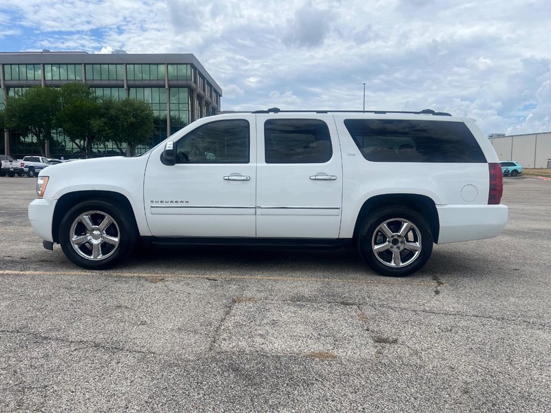 Chevrolet Suburban Vehicle Full-screen Gallery Image 2