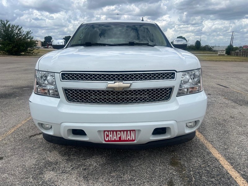 Chevrolet Suburban Vehicle Full-screen Gallery Image 3