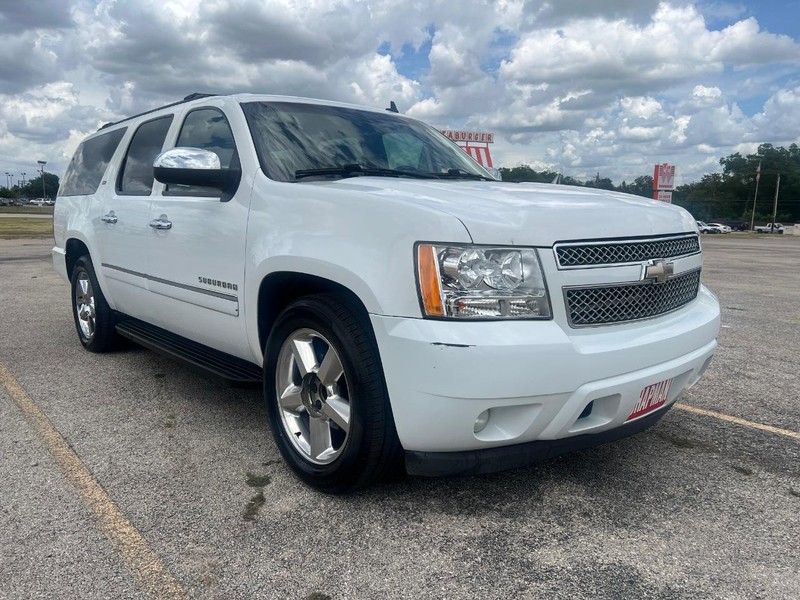 Chevrolet Suburban Vehicle Full-screen Gallery Image 4
