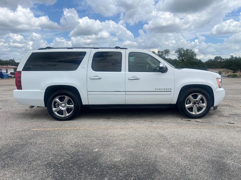 Chevrolet Suburban Vehicle Full-screen Gallery Image 5