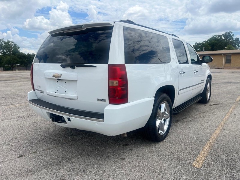 Chevrolet Suburban Vehicle Full-screen Gallery Image 6