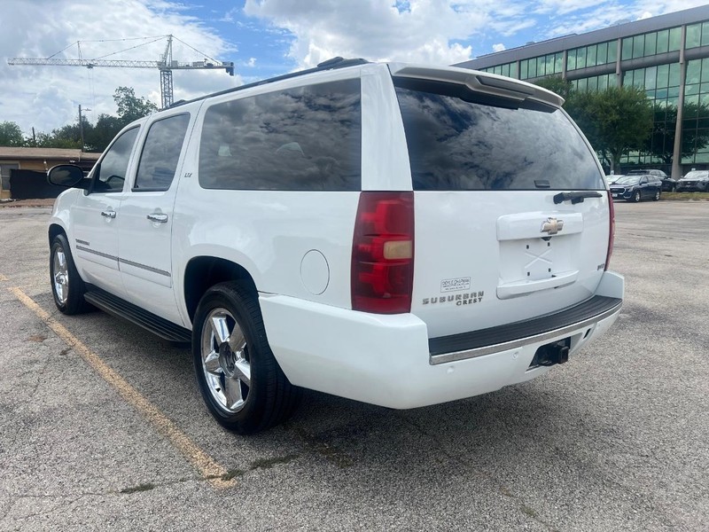 Chevrolet Suburban Vehicle Full-screen Gallery Image 7
