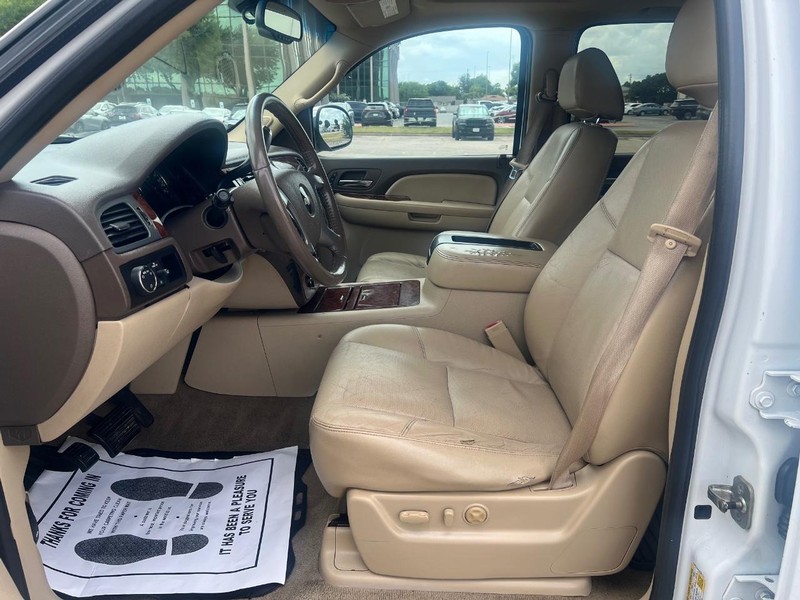 Chevrolet Suburban Vehicle Full-screen Gallery Image 8