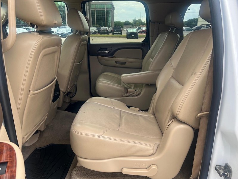 Chevrolet Suburban Vehicle Full-screen Gallery Image 9