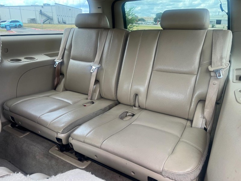Chevrolet Suburban Vehicle Full-screen Gallery Image 10
