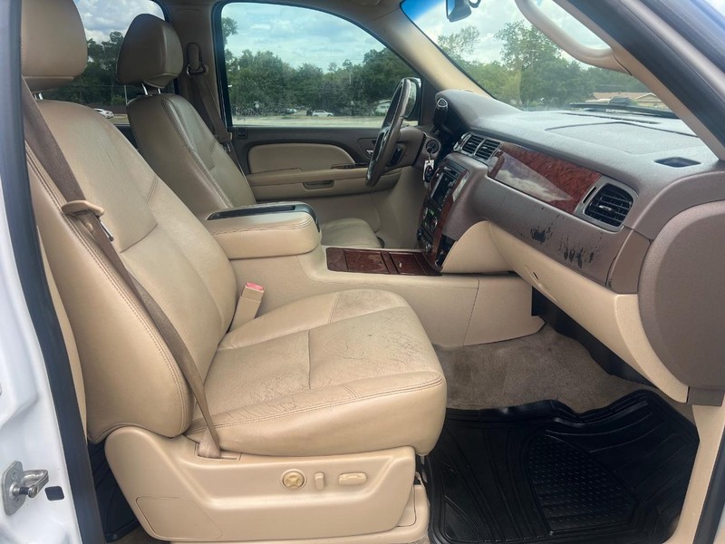 Chevrolet Suburban Vehicle Full-screen Gallery Image 11
