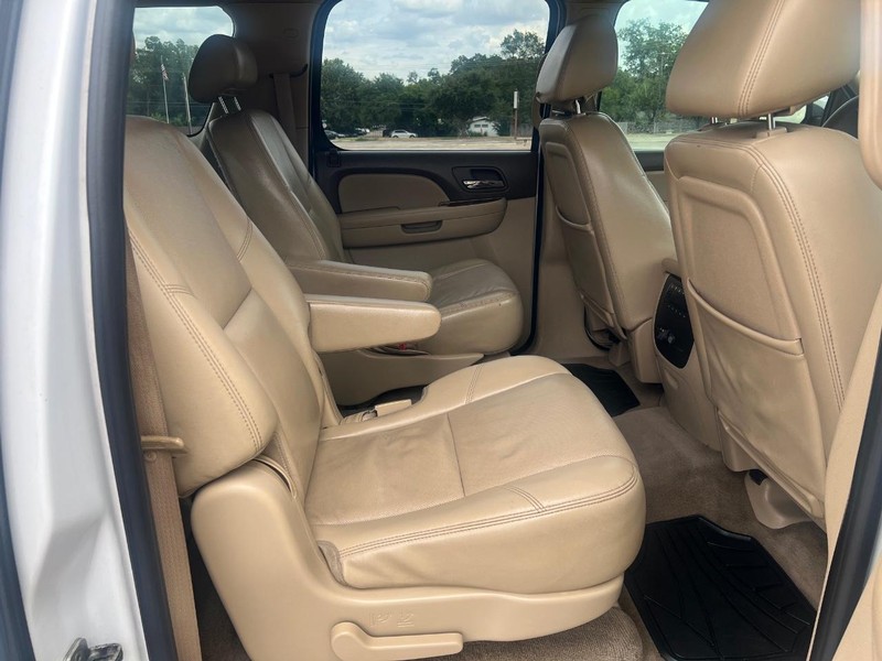 Chevrolet Suburban Vehicle Full-screen Gallery Image 12