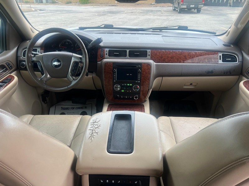 Chevrolet Suburban Vehicle Full-screen Gallery Image 13