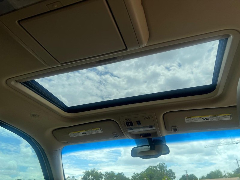 Chevrolet Suburban Vehicle Full-screen Gallery Image 14