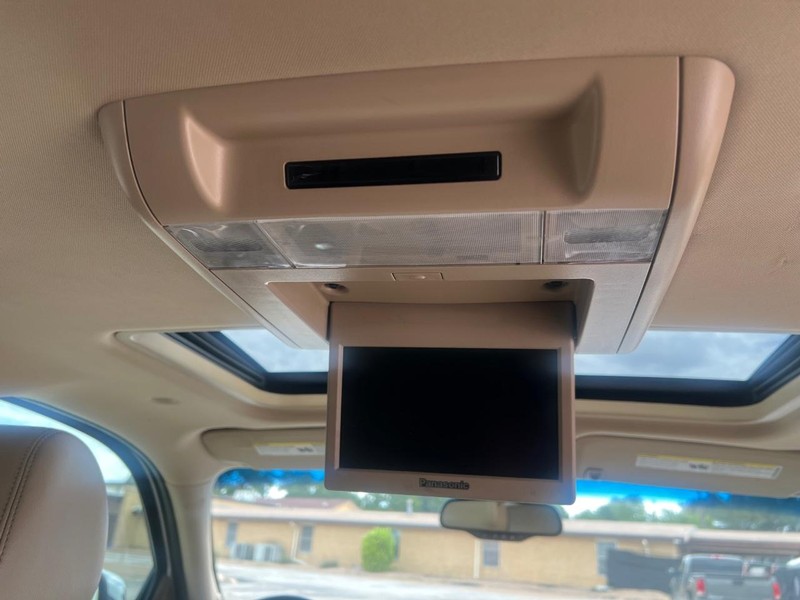 Chevrolet Suburban Vehicle Full-screen Gallery Image 15