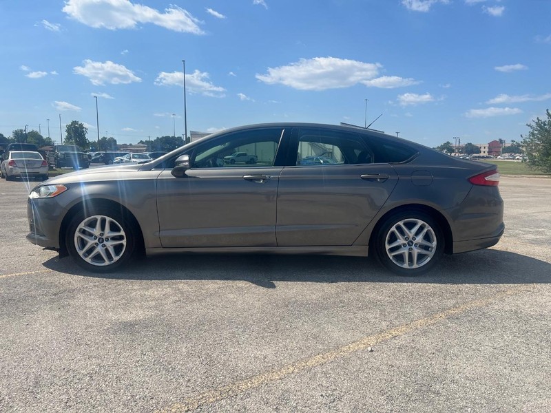 Ford Fusion Vehicle Full-screen Gallery Image 02