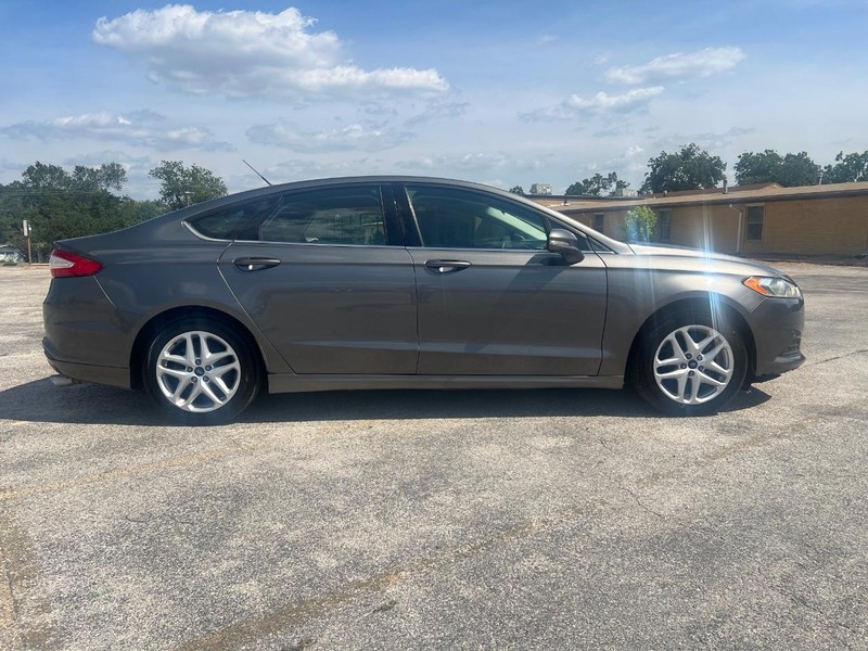 Ford Fusion Vehicle Full-screen Gallery Image 05